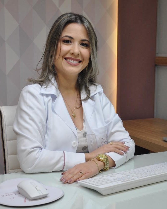 Dra. Xênia Leite em seu consultório